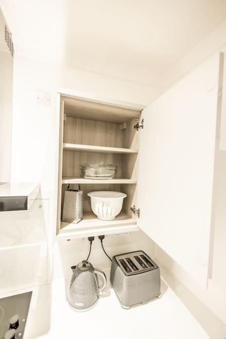 Executive Apartments Free On-Site Parking, 2 En-Suites, Sleeps 4, سويندون المظهر الخارجي الصورة