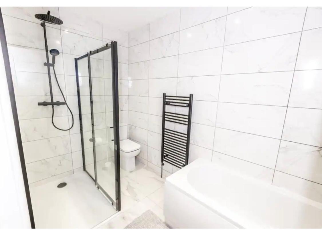 Executive Apartments Free On-Site Parking, 2 En-Suites, Sleeps 4, سويندون المظهر الخارجي الصورة