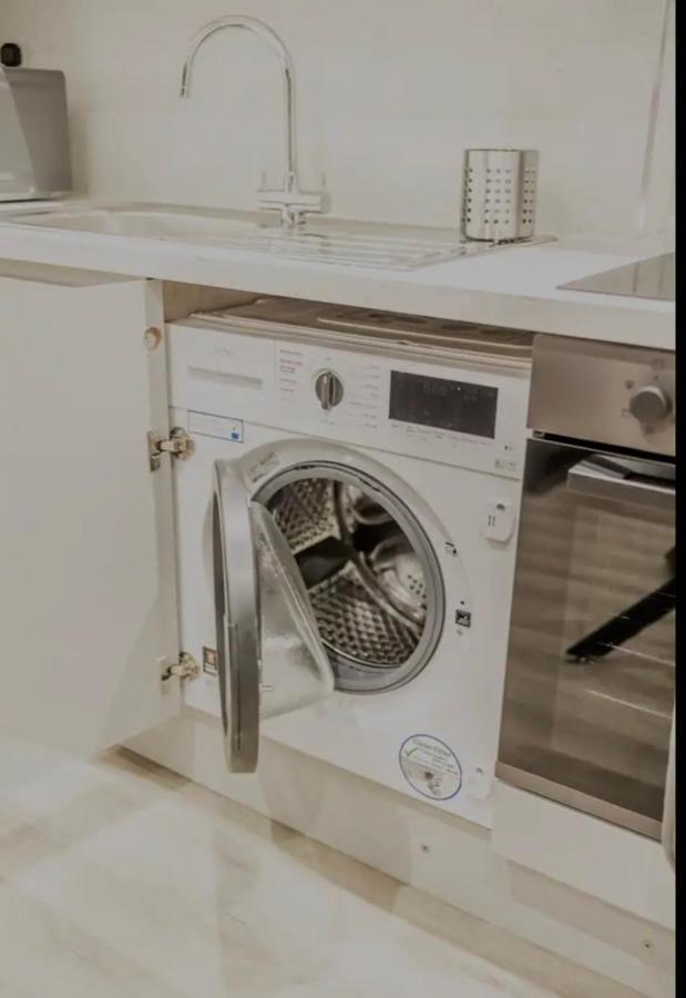 Executive Apartments Free On-Site Parking, 2 En-Suites, Sleeps 4, سويندون المظهر الخارجي الصورة
