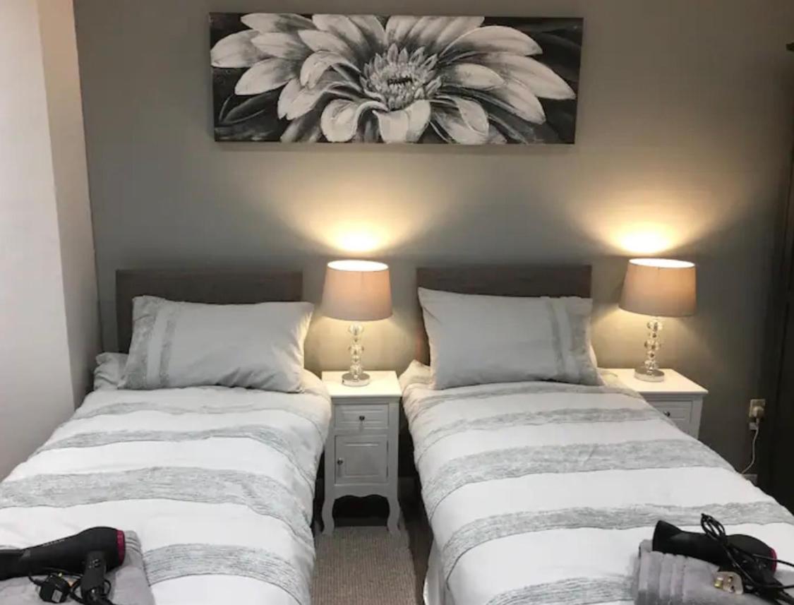 Executive Apartments Free On-Site Parking, 2 En-Suites, Sleeps 4, سويندون المظهر الخارجي الصورة