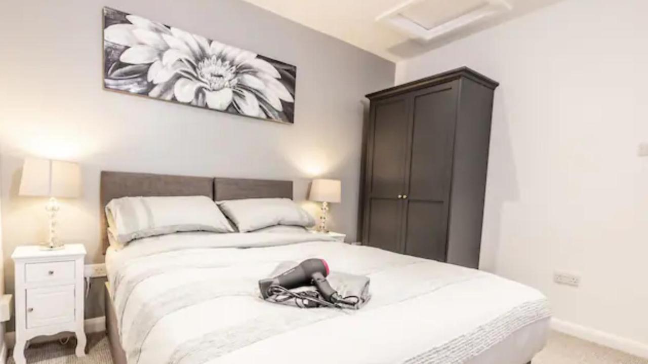 Executive Apartments Free On-Site Parking, 2 En-Suites, Sleeps 4, سويندون المظهر الخارجي الصورة
