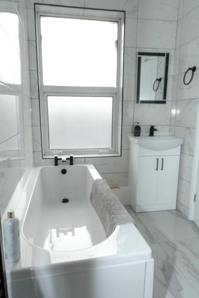 Executive Apartments Free On-Site Parking, 2 En-Suites, Sleeps 4, سويندون المظهر الخارجي الصورة
